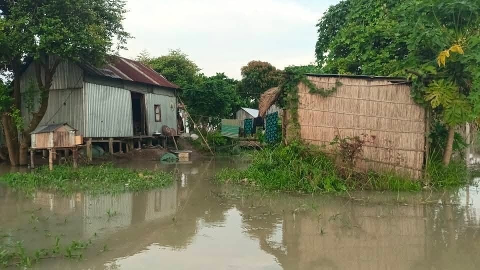সদরপুরে আড়িয়াল খাঁ নদের পানিতে তলিয়ে যাচ্ছে চরাঞ্চল