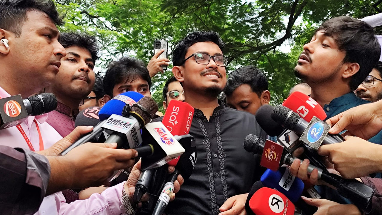 ঢাবির ভাই-বোনদের বলবো কেন্দ্রে এসে পছন্দের প্রার্থীকে ভোট দিন: সাদিক