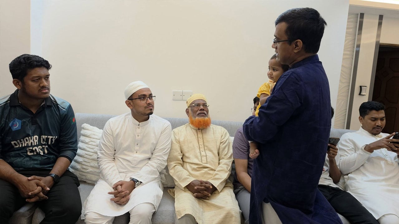ঈদের দিন শহীদ পরিবারের পাশে সাদিক কায়েম