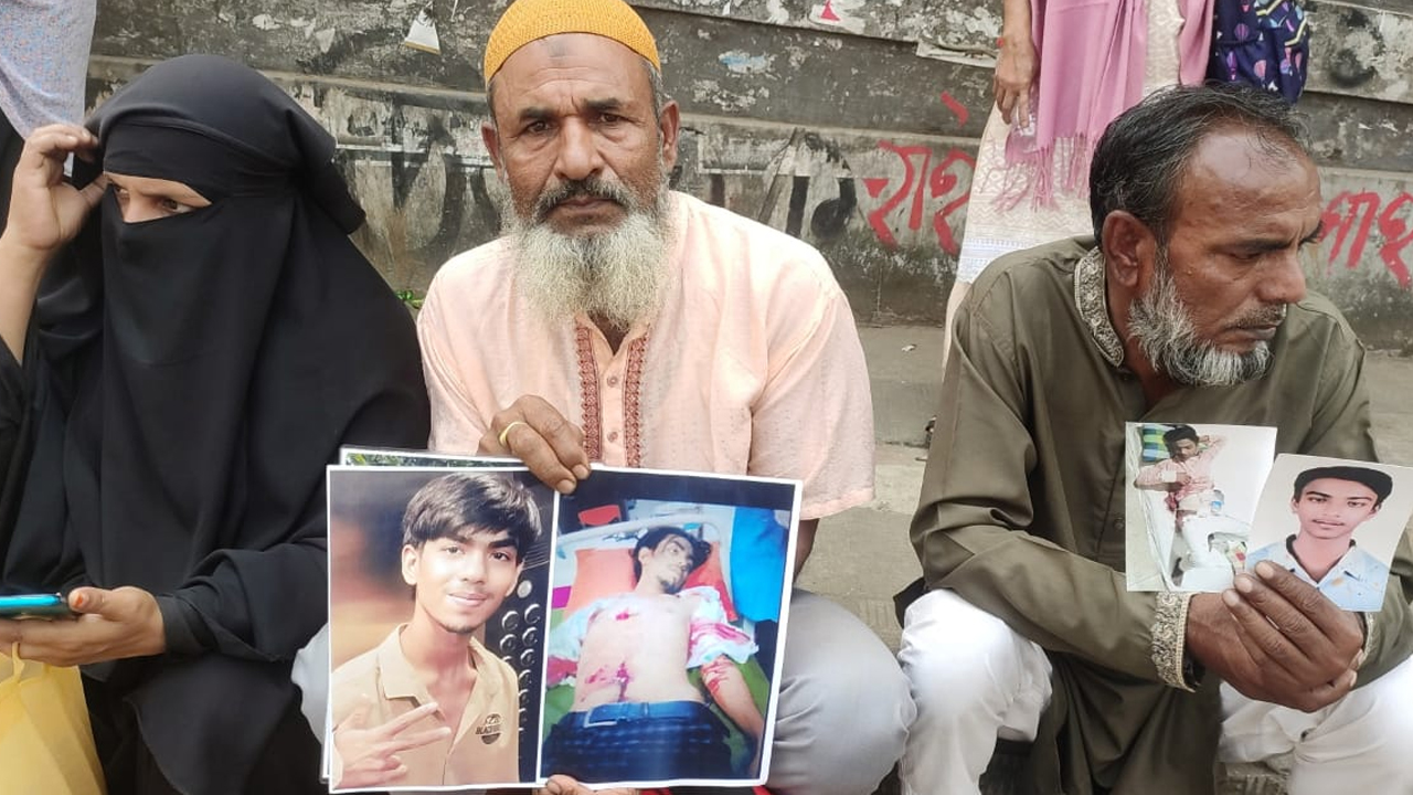 গণহত্যার বিচারের দাবিতে শাহবাগ মোড় অবরোধ