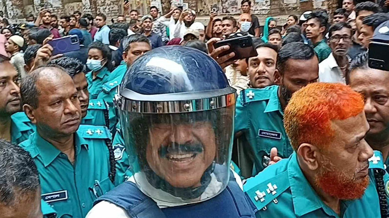 কাঠগড়ায় কাঁদলেন সাবেক মন্ত্রী শাজাহান খান