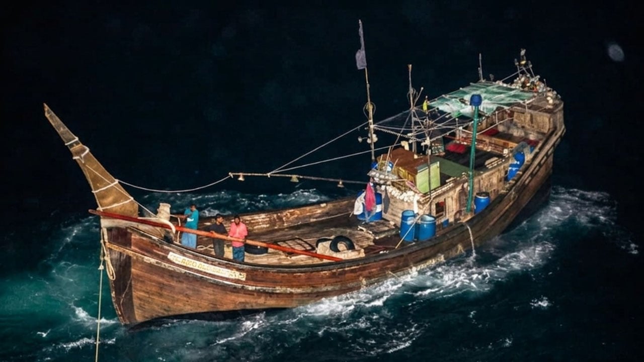 মিয়ানমারে পাচারের সময় সিমেন্টবোঝাই বোটসহ আটক ১১