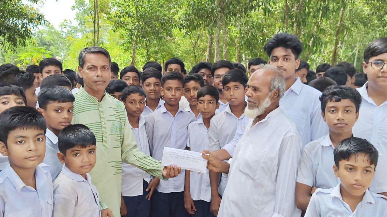 এসএসসি পাসের মিষ্টি না খেয়ে সহপাঠীর মাকে সহায়তা, পাশে দাঁড়ালেন প্রধানমন্ত্রী