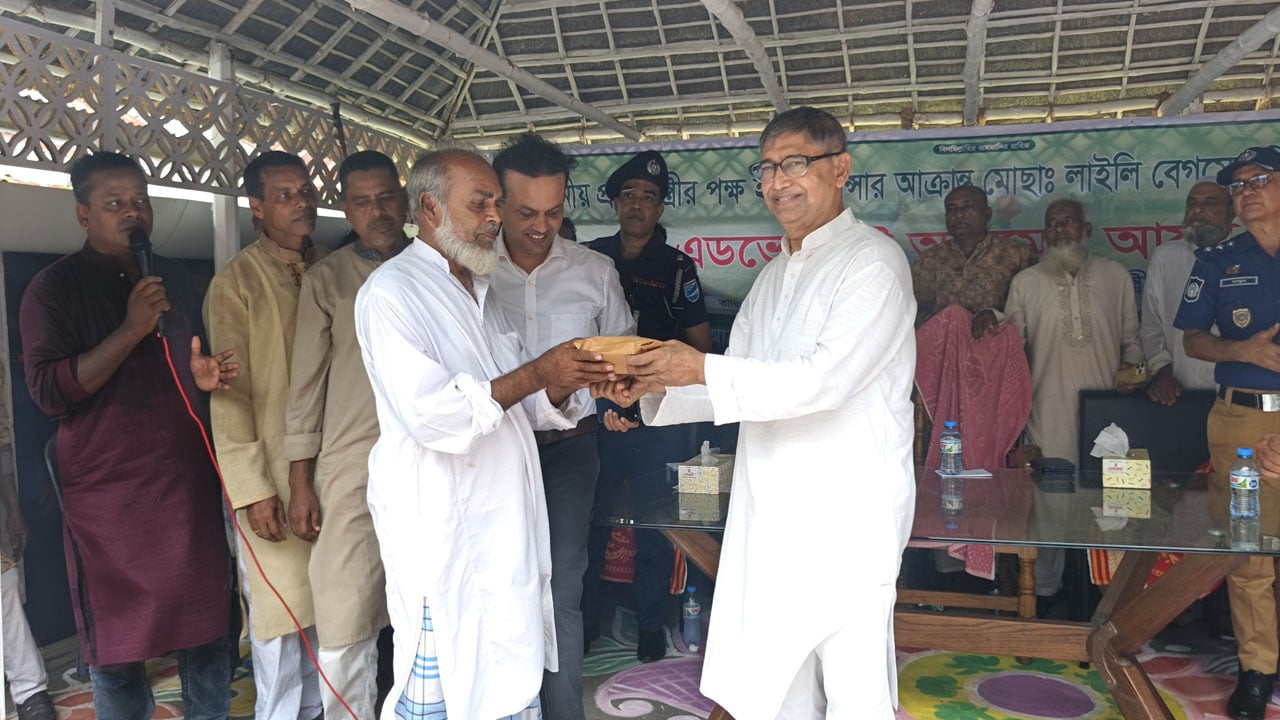গণমাধ্যমের খবর দেখে ক্যান্সার আক্রান্ত মায়ের পাশে প্রধানমন্ত্রী, দিলেন চিকিৎসা সহায়তা
