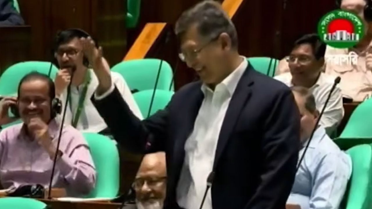 ধর্মমন্ত্রীর পক্ষে দাঁড়ালেন স্বরাষ্ট্রমন্ত্রী, বিরোধীদলের উচ্ছ্বাস