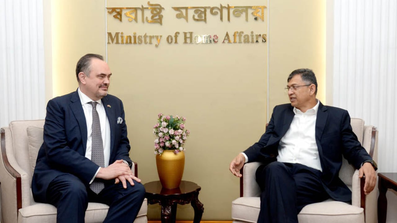 মার্কিন রাষ্ট্রদূতকে কূটনৈতিক এলাকায় নিরাপত্তা জোরদারের তথ্য জানালেন স্বরাষ্ট্রমন্ত্রী