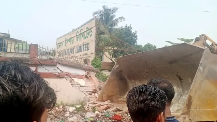 এস আলমের স্টিল ও ইস্পাত কারখানার সীমানা প্রাচীর ভেঙে দিল সিডিএ