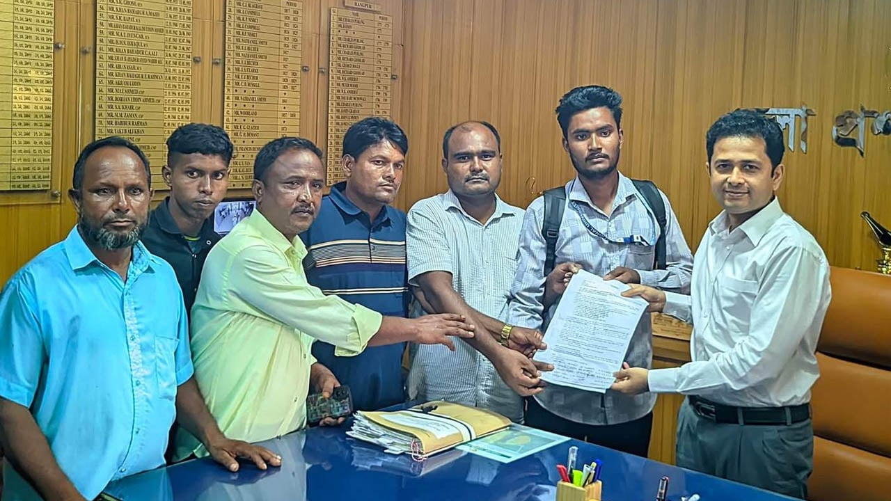 গঙ্গাচড়ায় বন্যায় ক্ষতিগ্রস্ত সড়ক সংস্কার ও তিস্তার ভাঙন রোধে ডিসির কাছে স্মারকলিপি