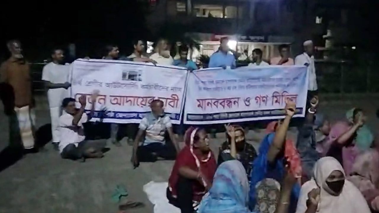 আমরণ অনশনে ফেনী জেনারেল হাসপাতালের কর্মচারীরা