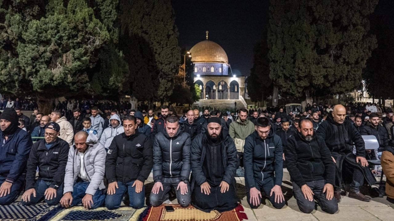 আল-আকসা মসজিদে হাজার হাজার মুসল্লির তারাবি আদায়