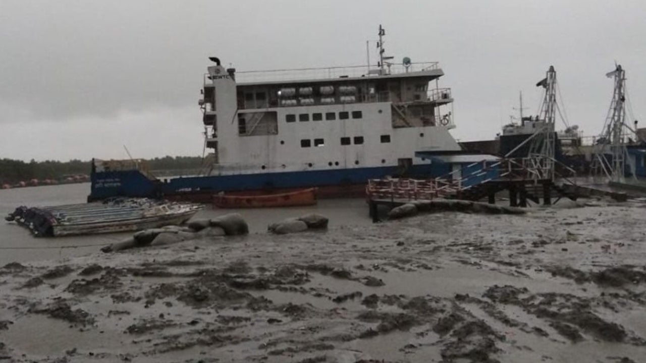 নিম্নচাপের প্রভাবে টানা চারদিন সারা দেশ থেকে বিচ্ছিন্ন সন্দ্বীপ