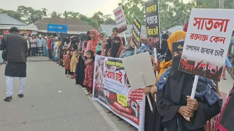 যুবদল কর্মী কাওছার হত্যার বিচারের দাবিতে উজিরপুরে মানববন্ধন