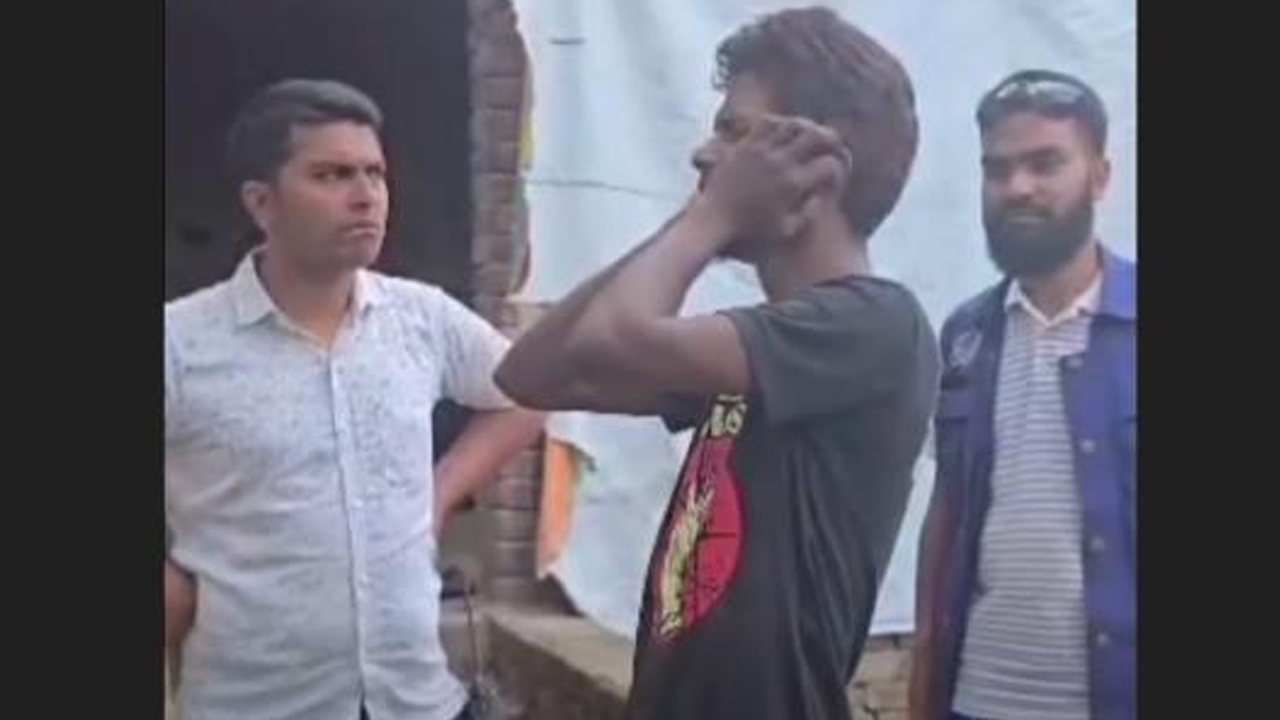 সাভারে মাদকসেবীকে ধরে আযান দেওয়ার পর তওবা করাল পুলিশ