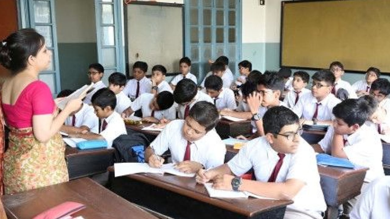 শিক্ষাপ্রতিষ্ঠানের ছুটির তালিকা থেকে শুক্র-শনি বাদ দেওয়ার দাবি