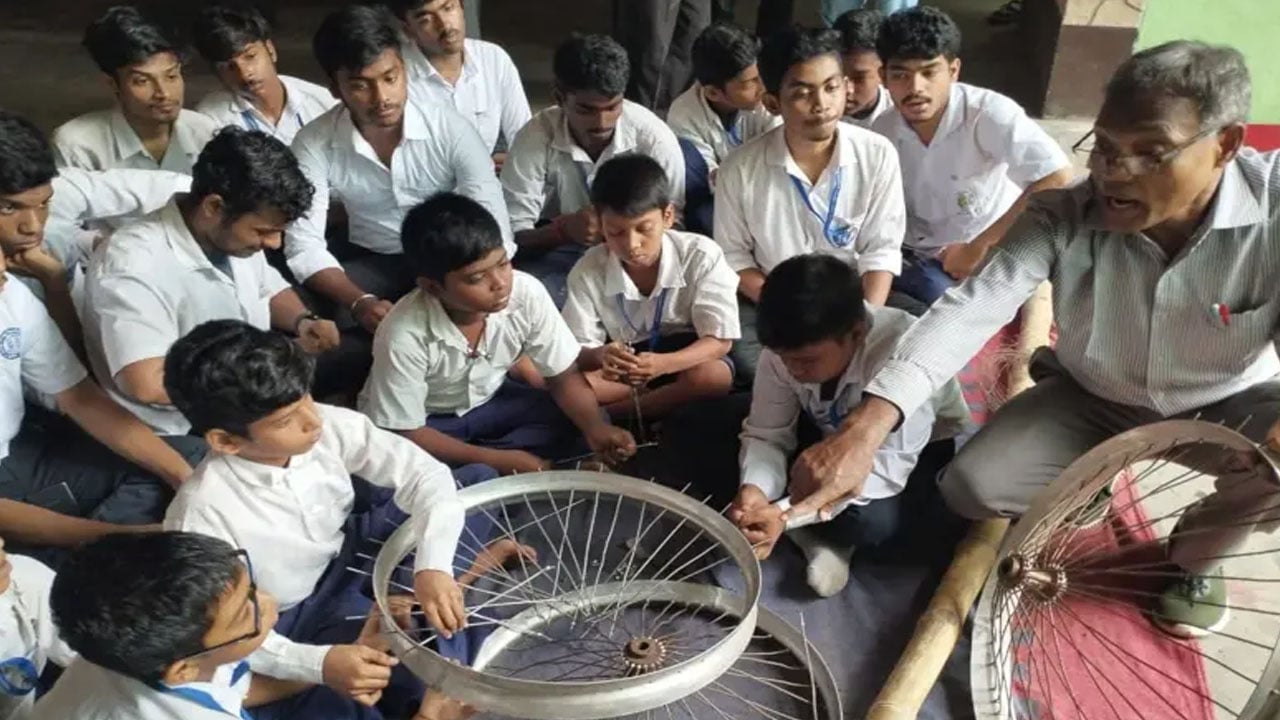 বাঁশ-তামা দিয়ে বজ্রপাত নিরোধক যন্ত্র আবিষ্কার স্কুলছাত্রদের