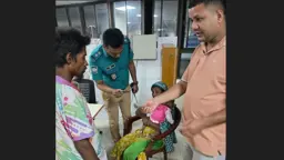 ফ্লাইওভারে মুমূর্ষু শিশু, উদ্ধার করে হাসপাতালে নিল পুলিশ