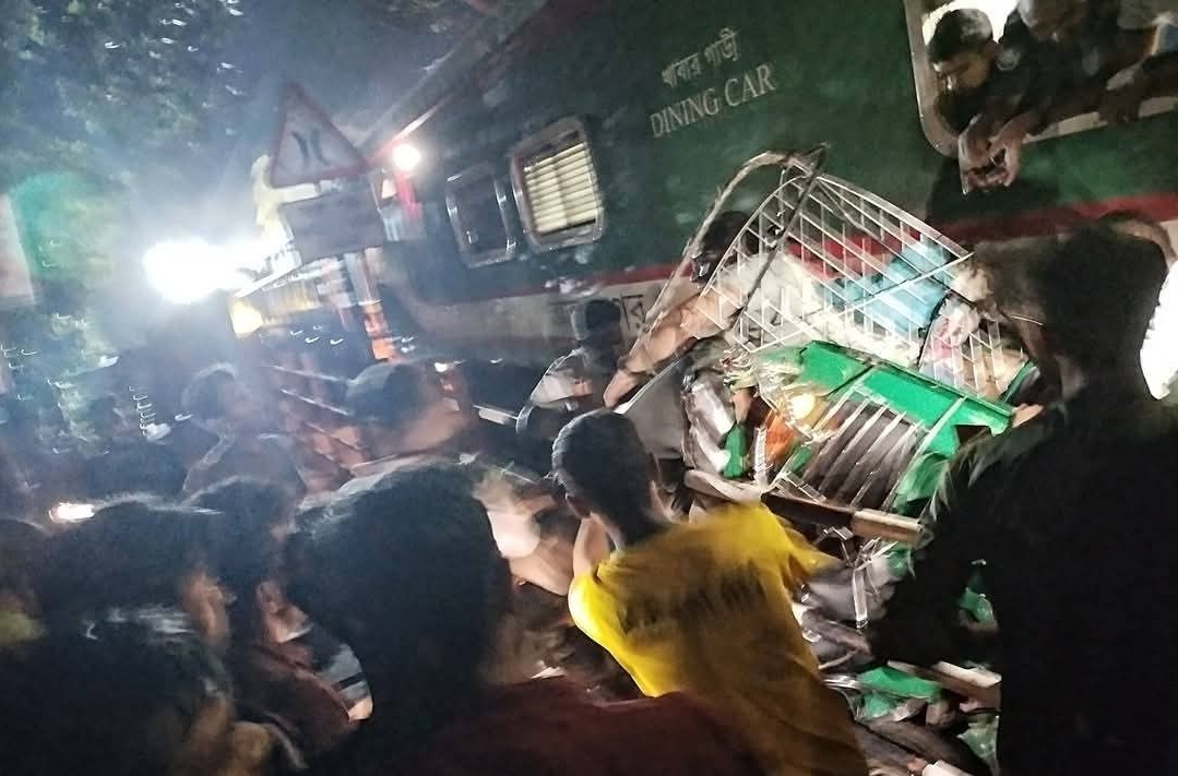 লাল পতাকা-লাল সংকেত উপেক্ষা করেই চলল ট্রেন, অতঃপর যা ঘটলো