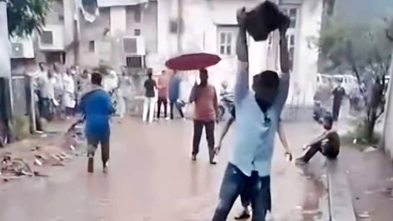 মিটফোর্ডে সোহাগ হত্যাকাণ্ডে পাথর নিক্ষেপকারী যুবক পটুয়াখালীতে গ্রেপ্তার