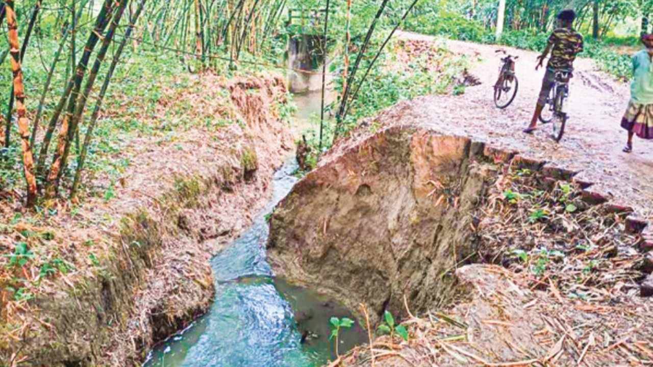কালীগঞ্জে ধসে পড়ছে রাস্তা, ১১ গ্রামের মানুষের দুর্ভোগ