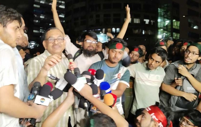 প্রকৌশল শিক্ষার্থীদের সঙ্গে দেখা করে দুঃখ প্রকাশ ডিএমপি কমিশনারের