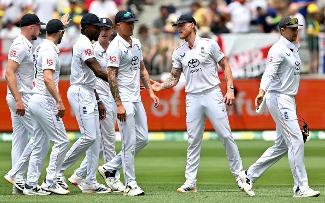 অজিদের গুটিয়ে এগিয়ে ইংল্যান্ড, রেকর্ডের ছড়াছড়ি