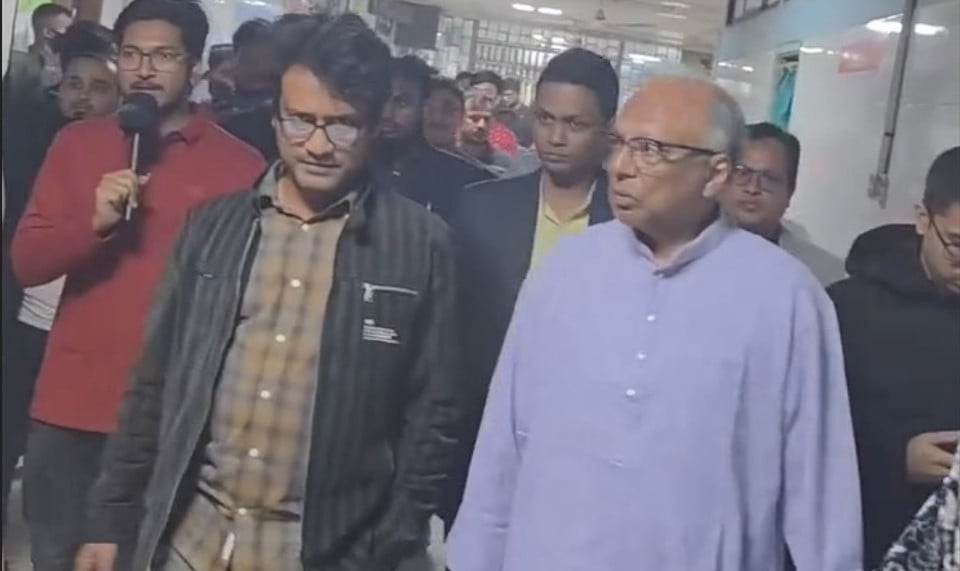 হাদিকে দেখতে হাসপাতালে আমার দেশ সম্পাদক