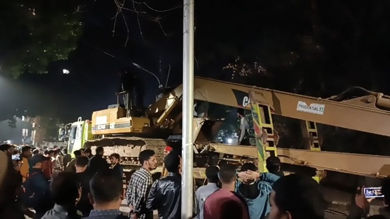 ধানমন্ডি-৩২ নম্বরে আগুন, আনা হয়েছে বুলডোজার