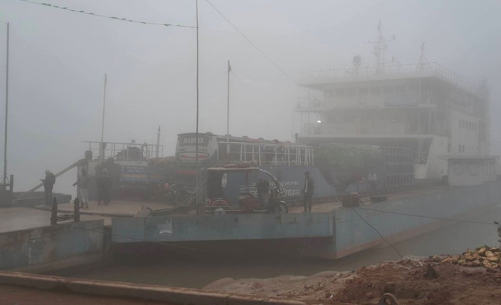 দৌলতদিয়া-পাটুরিয়া নৌ পথে ফেরি চলাচল বন্ধ