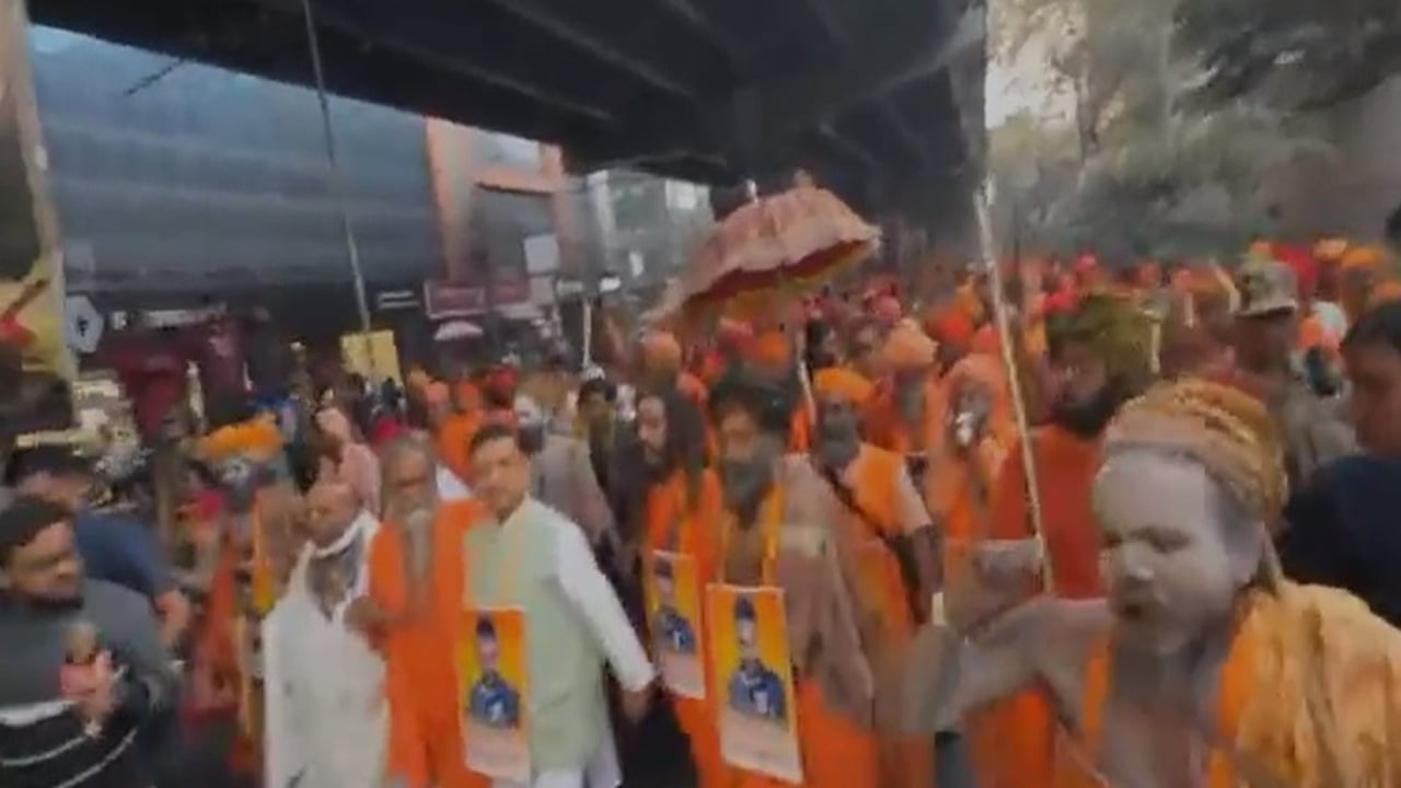 কলকাতায় বাংলাদেশ ডেপুটি হাইকমিশনের সামনে অস্ত্রধারী হিন্দুত্ববাদীদের বিক্ষোভ