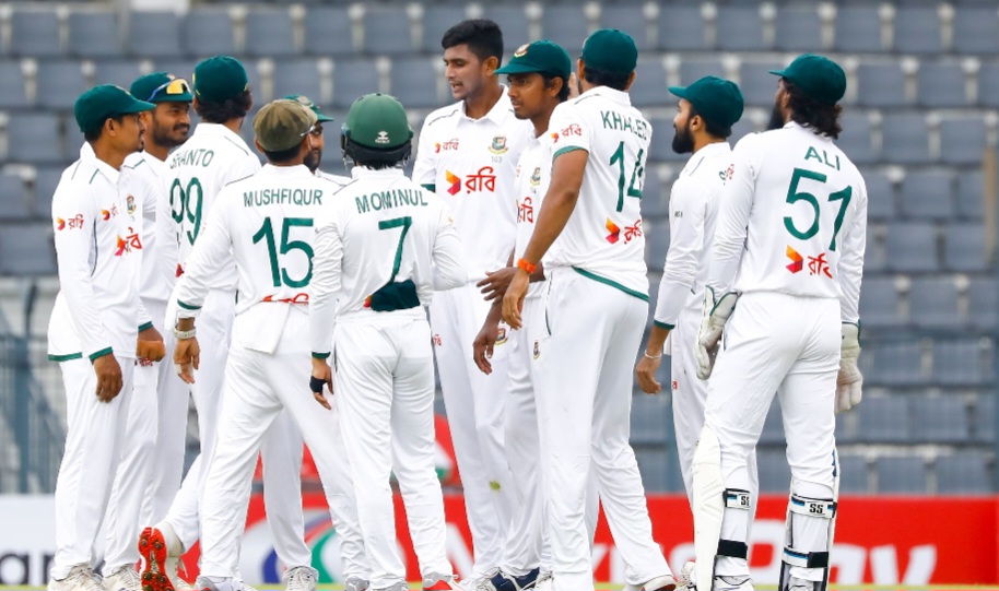 দিনের শুরুতেই ৩ উইকেট হারাল জিম্বাবুয়ে