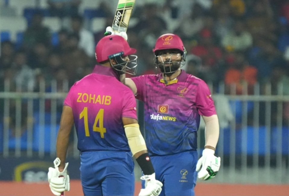শেষ ওভারের নাটকে আমিরাত জয়ী, সিরিজে সমতা
