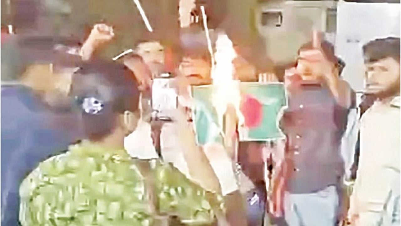 পুনেতে বাংলাদেশ স্টল গুঁড়িয়ে দিল হিন্দু জঙ্গিরা