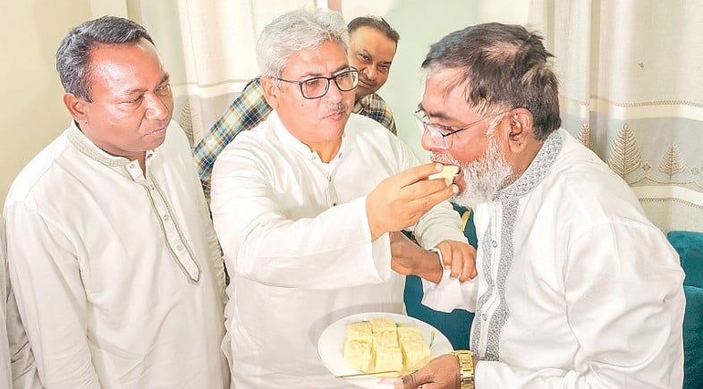 বিজয়ী প্রার্থীকে ফুল দিয়ে শুভেচ্ছা জামায়াত প্রার্থীর