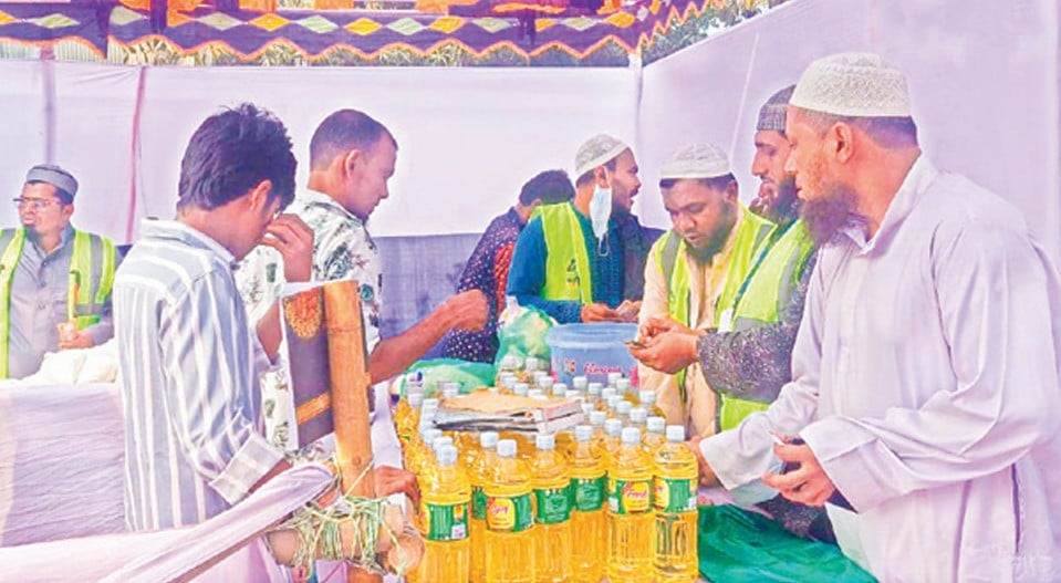 সীমিত আয়ের মানুষের জন্য স্বল্পমূল্যে ইফতার বাজার