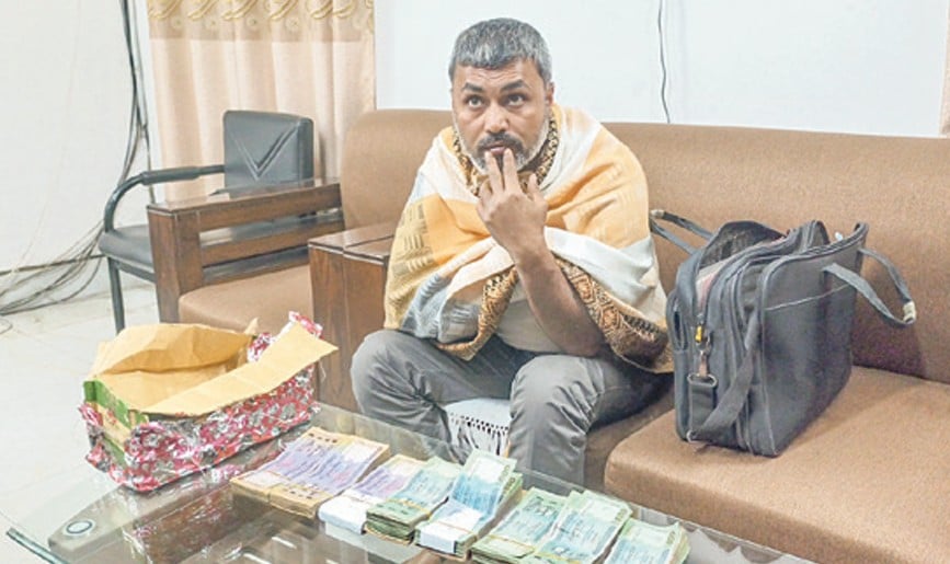 ১৫ লাখের বদলে সাত লাখ টাকা ঘুস নিয়ে আসায় আটক