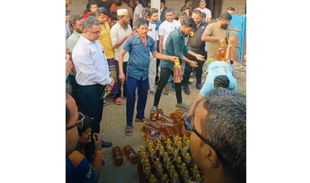 আ.লীগ নেতার পরিত্যক্ত গোডাউনে মিলল টিসিবির তেল