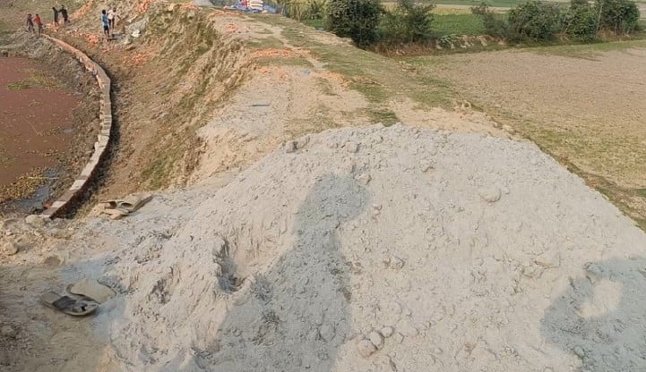 নিম্নমানের ইট ও বালু দিয়ে চলছে ৪ কোটি টাকার সড়কের কাজ