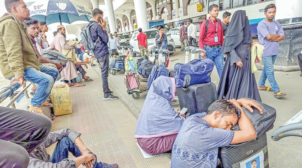 বিমানবন্দরে যাত্রীদের ভোগান্তি, অনিশ্চয়তা