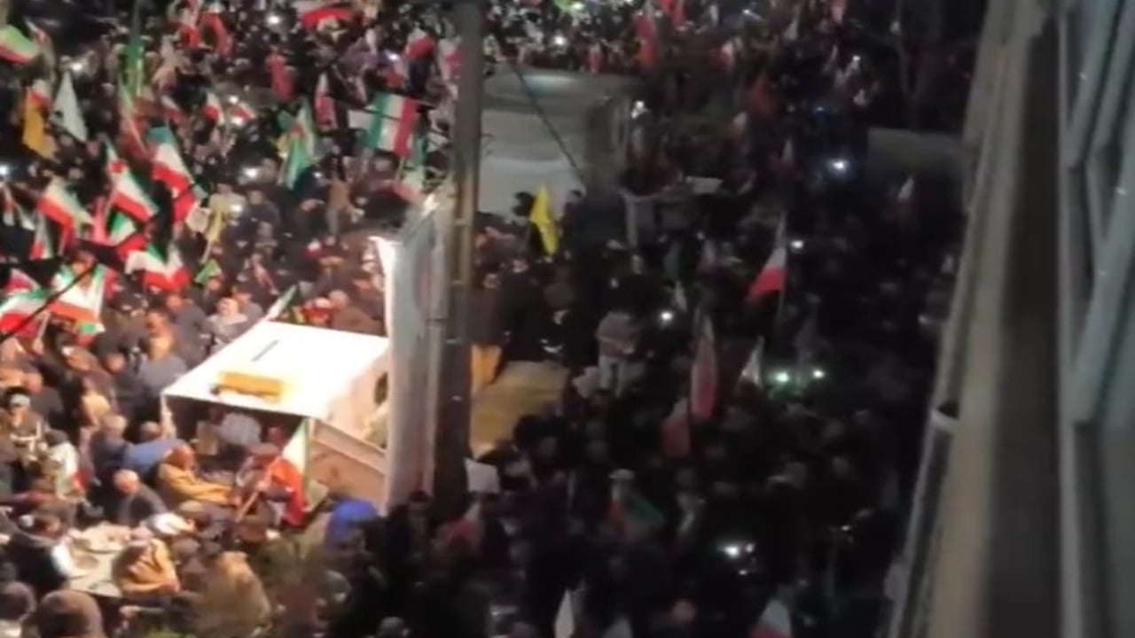 ইরানের সরকার ও সামরিক বাহিনীর প্রতি সমর্থন জানিয়ে হাজারো মানুষের মিছিল