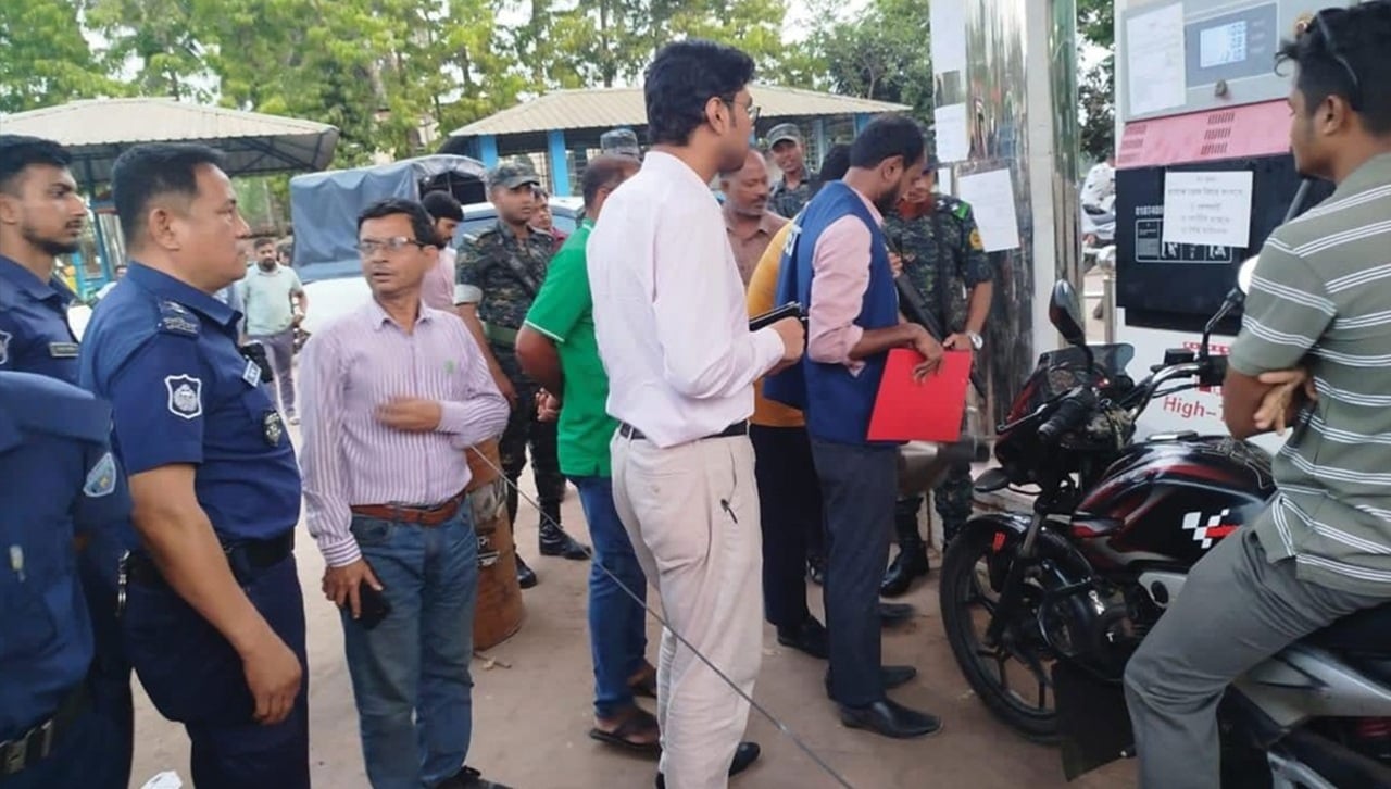 জ্বালানি মজুদ রেখে ‘তেল নেই’—উখিয়ায় ৩ ফিলিং স্টেশনে জরিমানা