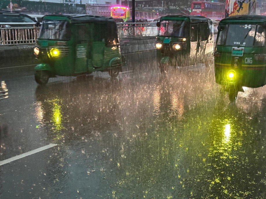 হেড লাইট জ্বালিয়ে চলছে সিএনজি