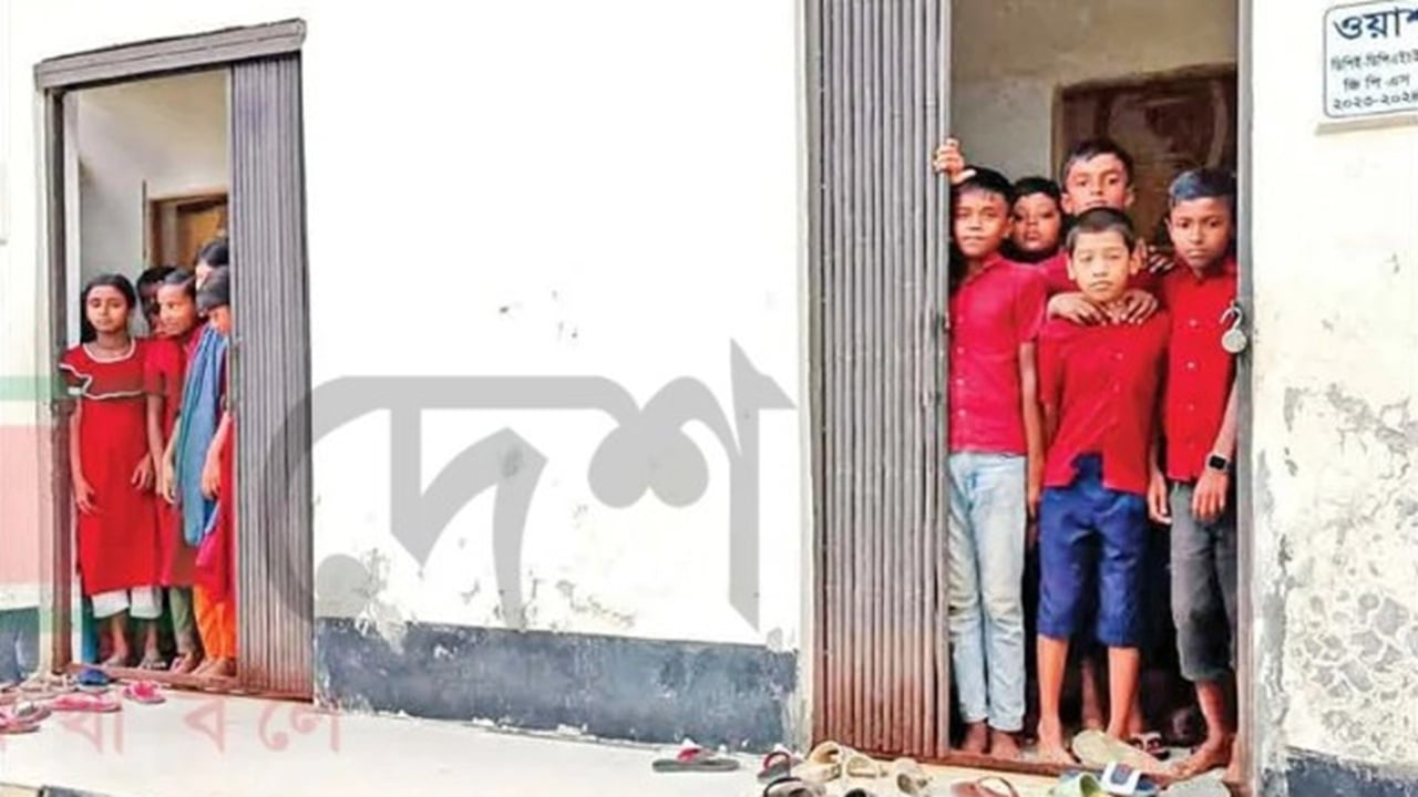 ঝড়ে শিক্ষক-শিক্ষার্থীরা আশ্রয় নিলেন ওয়াশ ব্লকে