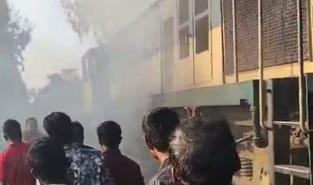 লালমনিরহাটে চলন্ত ট্রেনের ইঞ্জিনে আগুন