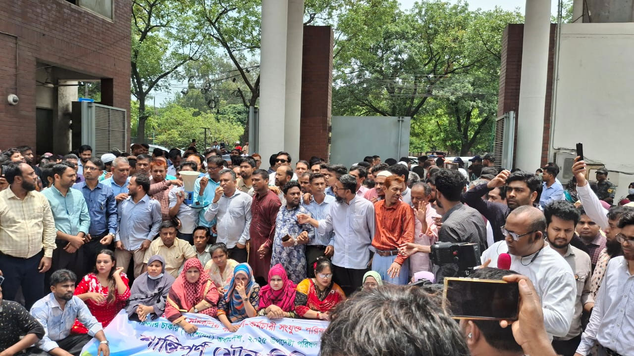 সরকারি কর্মচারী অধ্যাদেশ বাতিলের দাবিতে সচিবালয়ে বিক্ষোভ