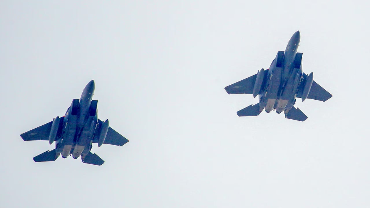 মাঝআকাশে পাইলটের সেলফি, দুই যুদ্ধবিমানের সংঘর্ষ