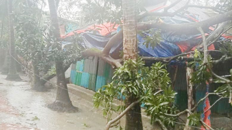 ৫ মিনিটের টর্নেডোর আঘাতে লন্ডভন্ড তিন গ্রাম