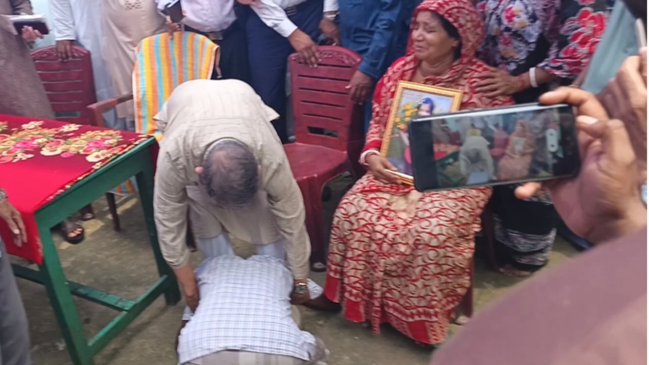 মেয়ে হত্যার বিচার চেয়ে মন্ত্রীর পায়ে লুটিয়ে পড়লেন বাবা-মা