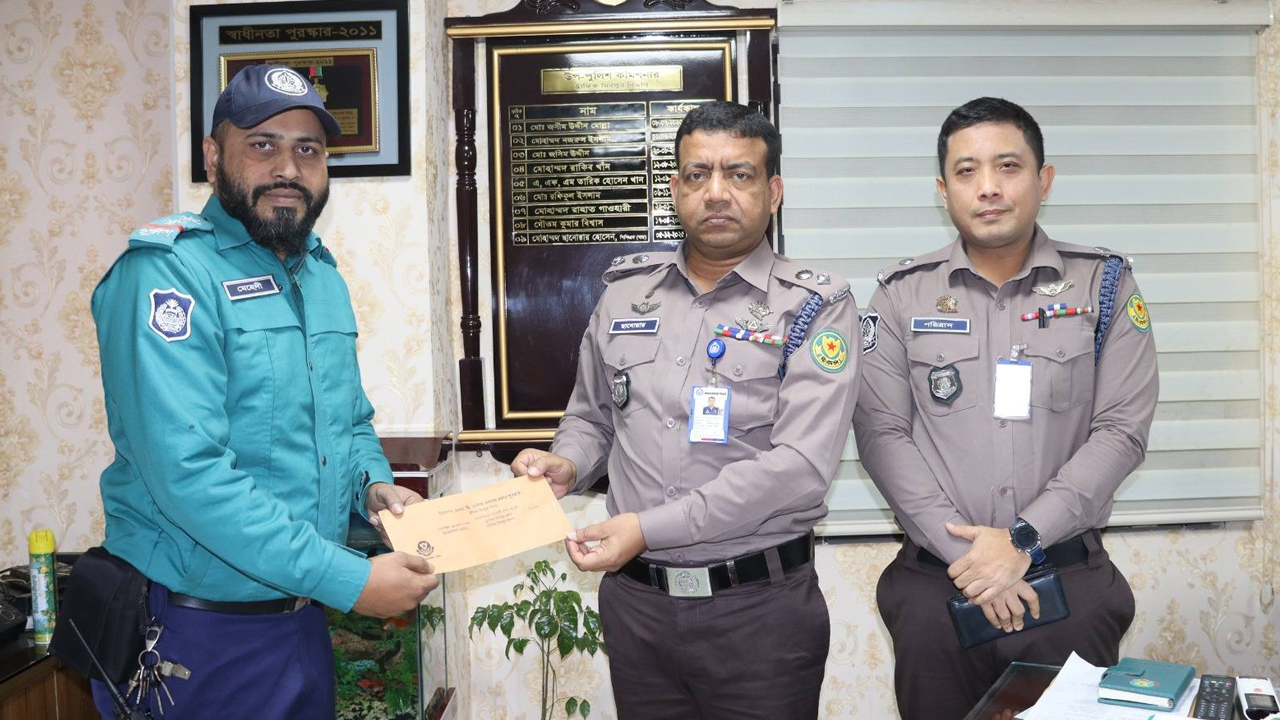 সার্জেন্ট মেহেদীর হাতে পুরস্কার তুলে দেন ট্রাফিক মিরপুর বিভাগের ডিসি মোহাম্মদ ছানোয়ার হোসেন। ছবি: সংগৃহীত