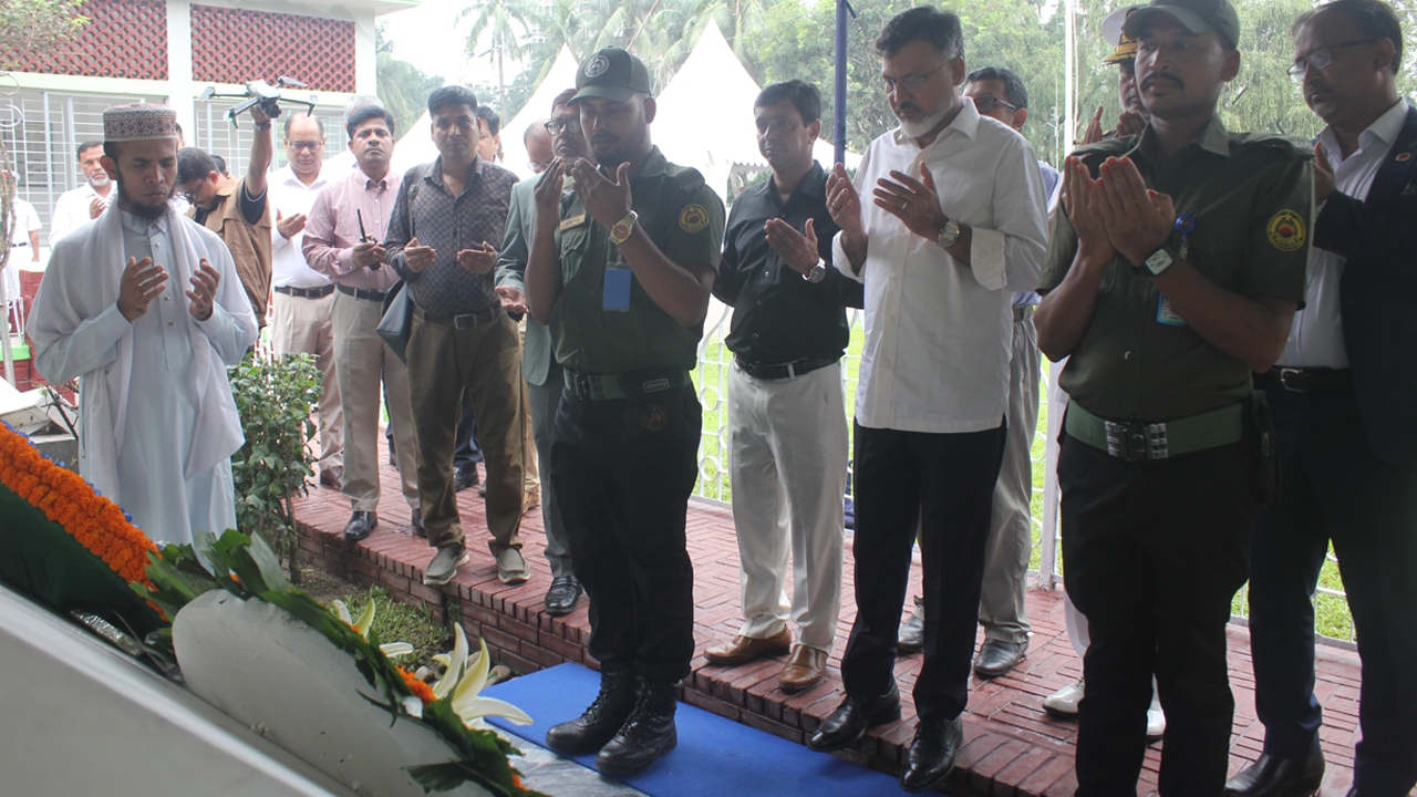 নৌবাহিনীর সাবেক প্রধান মাহবুব আলী খানের মৃত্যুবার্ষিকীতে ডিএনসিসি প্রশাসকের শ্রদ্ধা