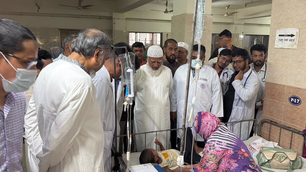 হামে আক্রান্ত রোগীদের দেখতে গেলেন জামায়াত আমির